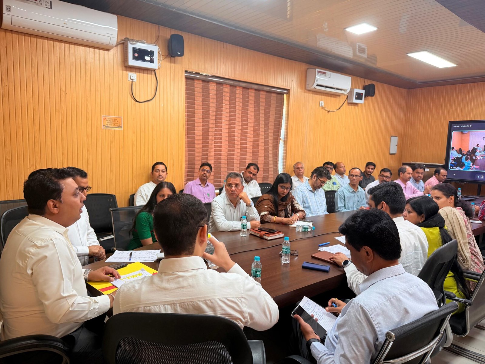 जिलाधिकारी ने नामित सभी नोडल और सह नोडल अधिकारियों की ब्रीफिंग करते हुए जरूरी दिशा निर्देश दिए
