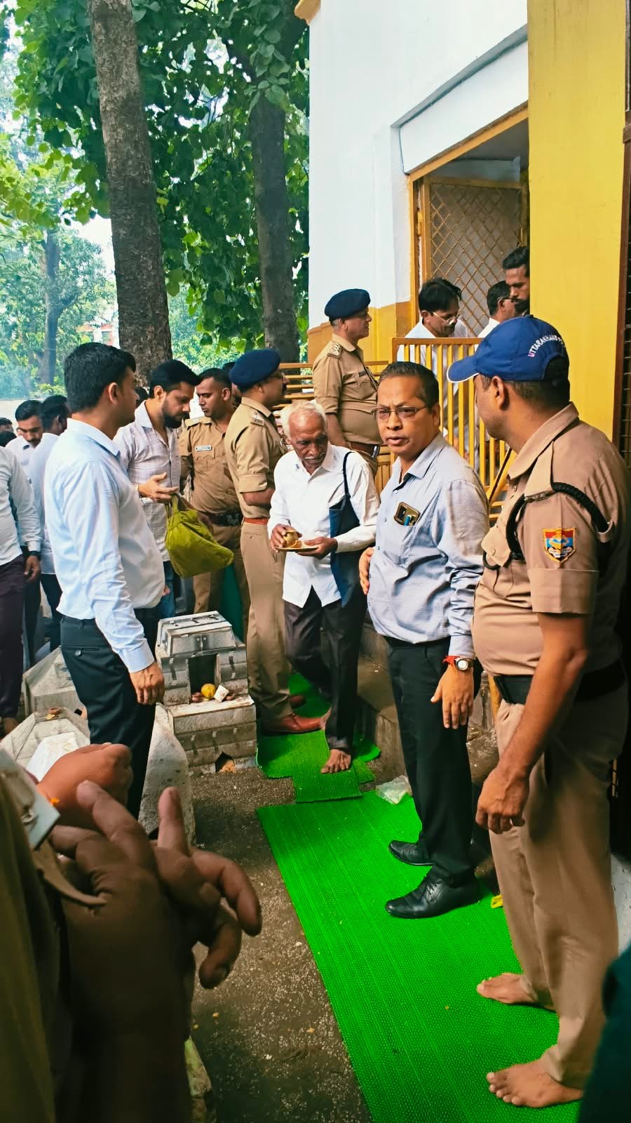 पितृ अमावस्या के अवसर पर एसएसपी हरिद्वार नवनीत सिंह सुरक्षा व्यवस्था का जायजा लेने पहुंचे मायापुर नारायनशीला