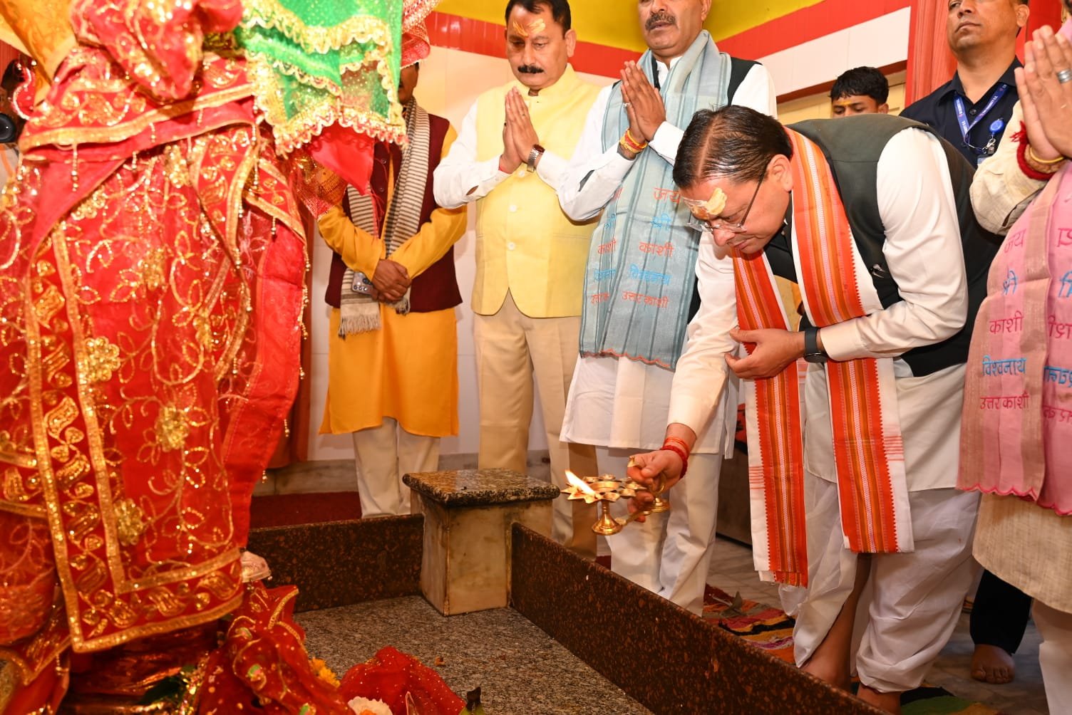प्रधानमंत्री नरेंद्र मोदी के सार्वजनिक जीवन और राष्ट्र सेवा में 25 वर्ष पूर्ण होने पर सीएम धामी ने उत्तरकाशी के काशी विश्वनाथ मंदिर में की विशेष पूजा