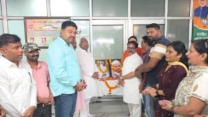 महात्मा गांधी एवं लाल बहादुर शास्त्री की जयंती पर खन्ना नगर स्थित कैंप कार्यालय में पुष्पांजलि अर्पित कर किया गया नमन