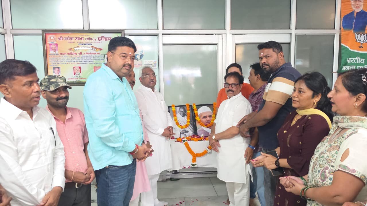 महात्मा गांधी एवं लाल बहादुर शास्त्री की जयंती पर खन्ना नगर स्थित कैंप कार्यालय में पुष्पांजलि अर्पित कर किया गया नमन