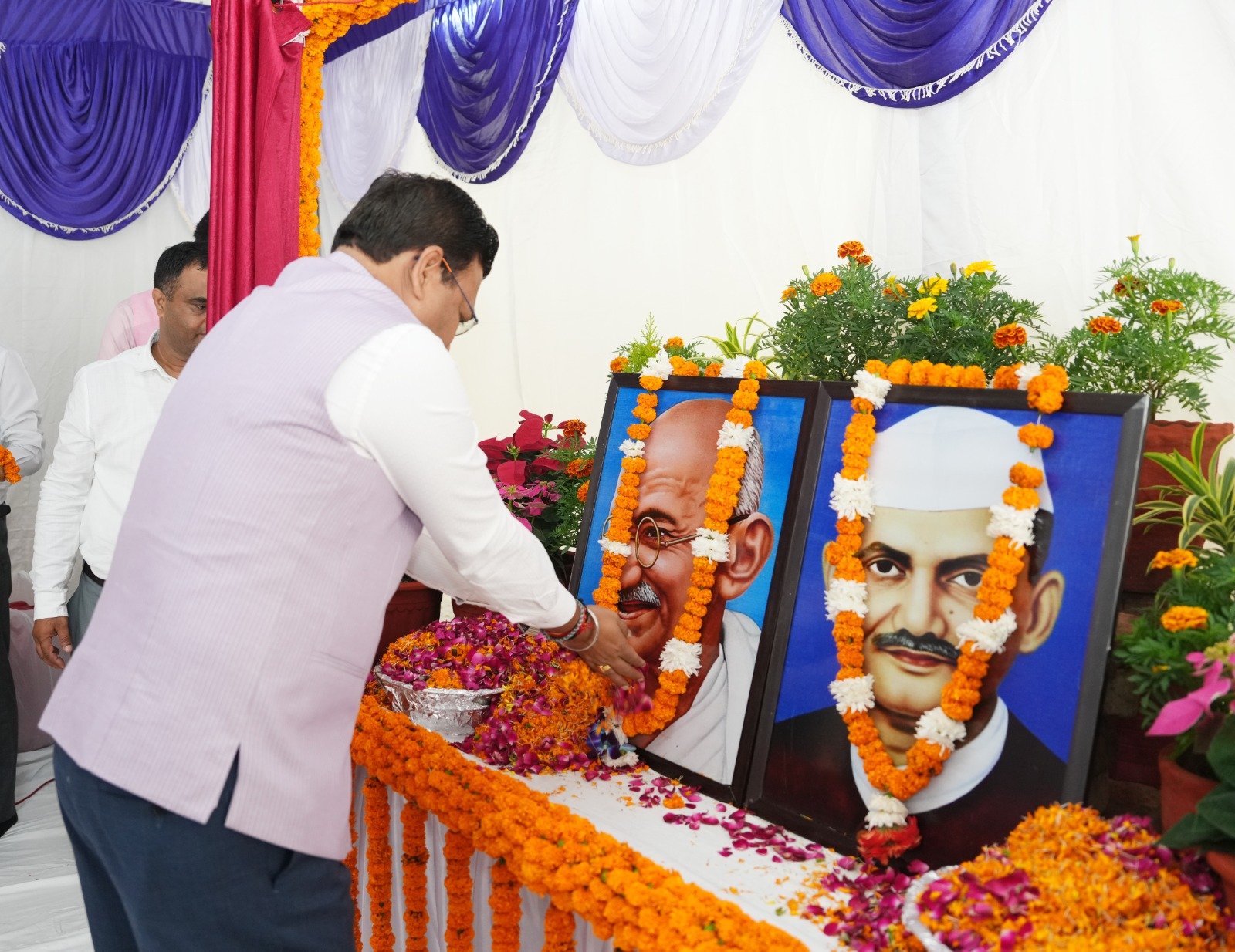 मुख्य सचिव ने राष्ट्रपिता महात्मा गांधी एवं पूर्व प्रधानमंत्री लाल बहादुर शास्त्री जी की जयंती के अवसर पर उनके चित्रों पर माल्यार्पण कर श्रद्धासुमन अर्पित किए