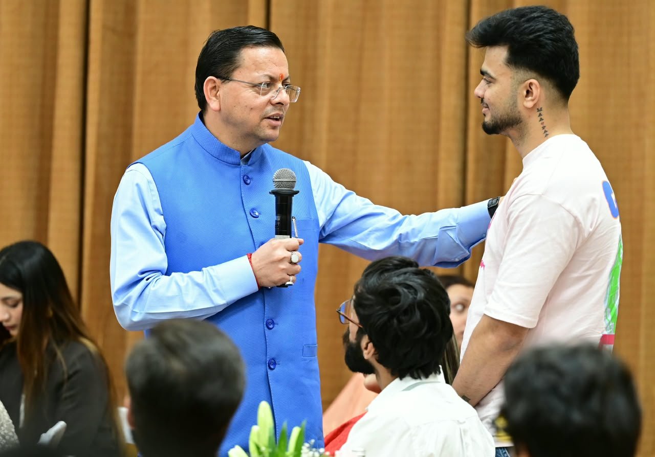 मुख्यमंत्री धामी ने सोशल मीडिया कंटेंट क्रिएटर्स से किया संवाद, उत्तराखंड की संस्कृति, परंपराओं और स्थानीय उत्पादों को वैश्विक पहचान दिलाने का किया आह्वान