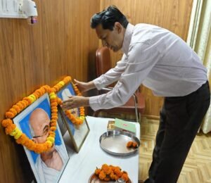 राष्ट्र निर्माण में व देश को परतंत्रता (गुलामी) से मुक्त करने में (महात्मा गांधी और लाल बहादुर शास्त्री) विशेष भूमिका रही:कुमाऊं आयुक्त