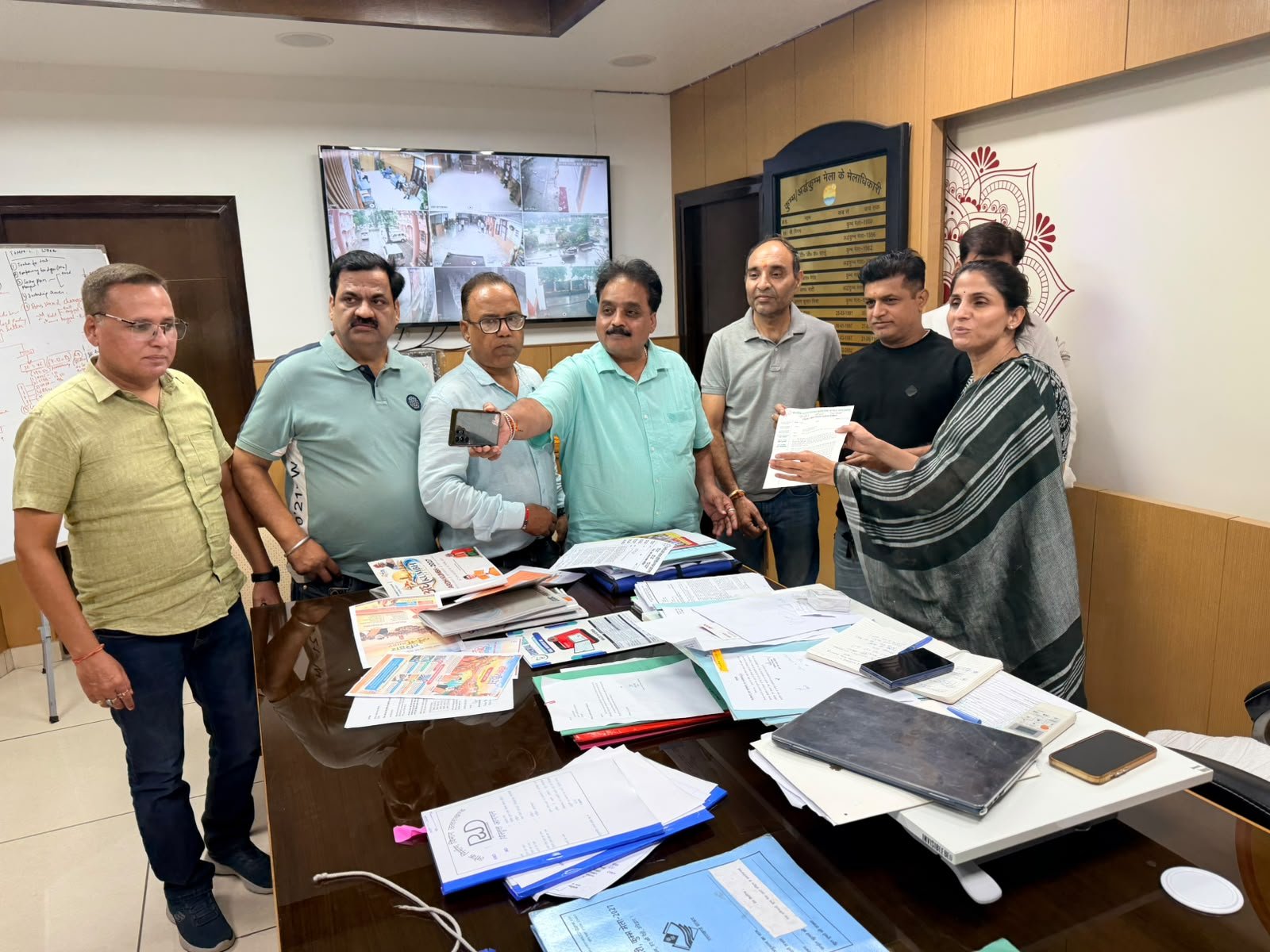व्यापार मंडल प्रतिनिधिमंडल ने मेलाधिकारी से की भेंट, कुंभ तैयारियों पर किया विचार-विमर्श