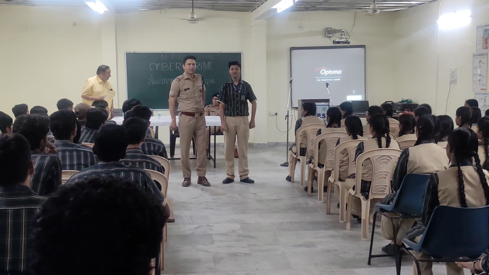 साइबर क्राइम के संबंध में एस.एम. पब्लिक स्कूल में जागरूकता गोष्ठी का आयोजन