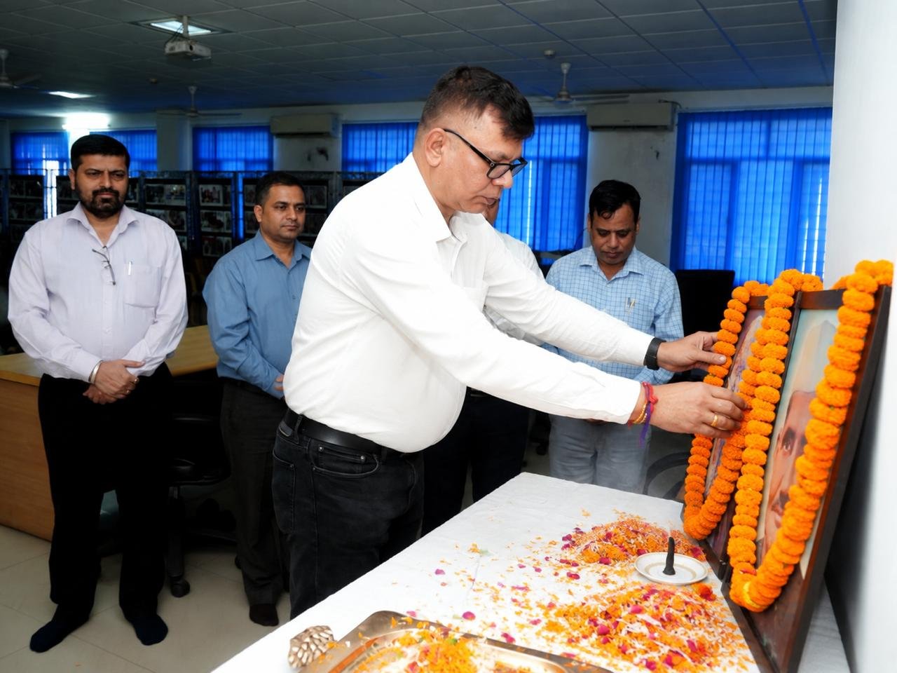 सूचना एवं लोकसंपर्क विभाग, उत्तराखण्ड में दोनों महापुरुषों को श्रद्धापूर्वक नमन किया गया