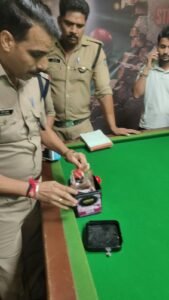 हरिद्वार पुलिस द्वारा कोतल।वाली गंगनहर क्षेत्रान्तर्गत होटलों मे हुक्का बार (धुम्र पान) कराते हुए 03 आरोपितों को हिरासत में लेकर किया गया चालान