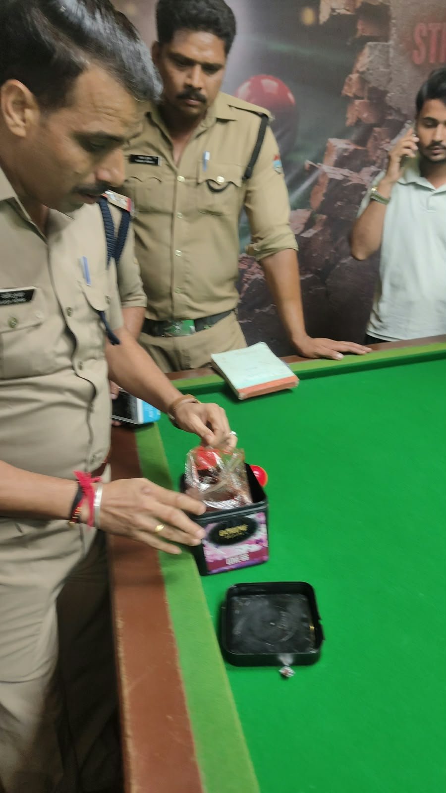 हरिद्वार पुलिस द्वारा कोतल।वाली गंगनहर क्षेत्रान्तर्गत होटलों मे हुक्का बार (धुम्र पान) कराते हुए 03 आरोपितों को हिरासत में लेकर किया गया चालान